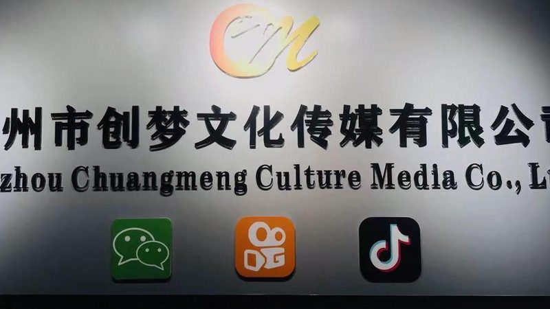 婚礼传媒公司套餐通常分为入门级、中级、高级等档次。以下是一些不同档次套餐的差别：